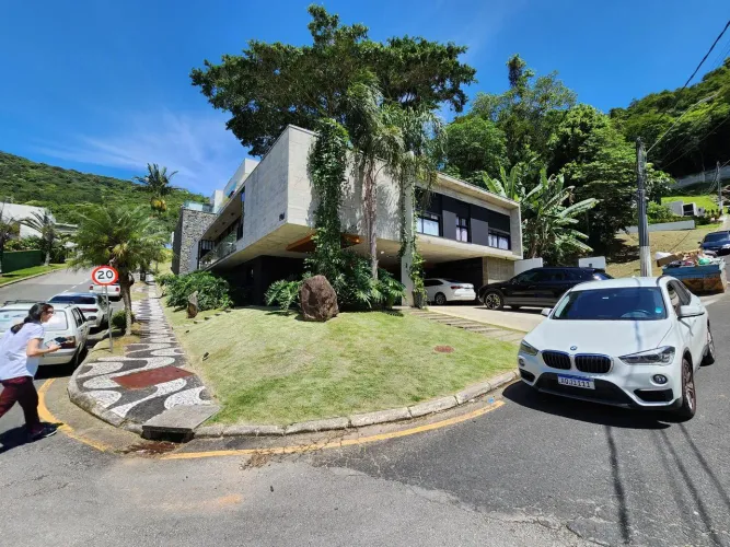 Casa - 4 dormitórios - 4 Suítes - localizado em Balneário Camboriú / Barra REF: DW649869
