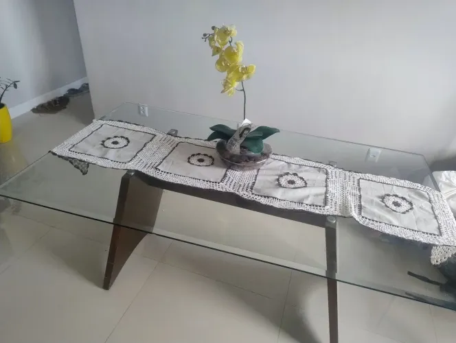 Vendo Mesa de jantar com tampo em vidro e " madeira maciça".