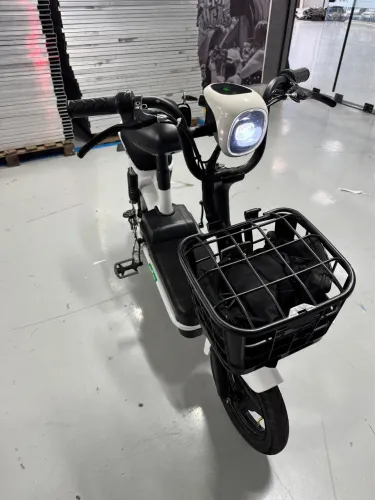 Scooter elétrica, alarme, buzina, moto completa e bem conservada, economia de 35km 