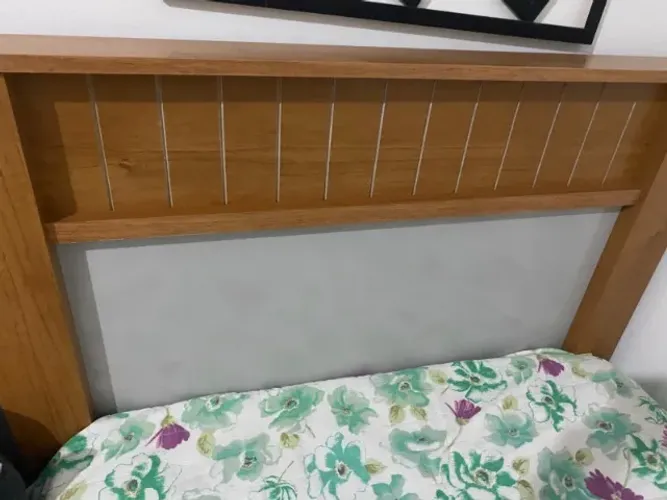Oportunidade! Cama de Madeira com Colchão de Espuma