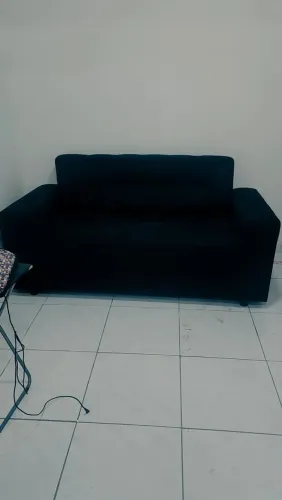 Sofá na cor siza escuro.