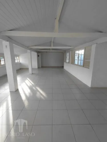 Ponto Comercial nos Cavaleiros | 6 Vagas e 360m²