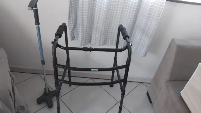 Vendo andador, bengala e recortador seminovos