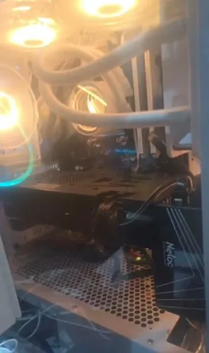 Placa de Vídeo AMD Radeon RX 5700 XT 8GB GDDR6 - Impecável!