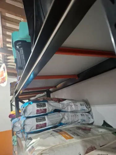 Vende se Palete e e dispensar para rações.