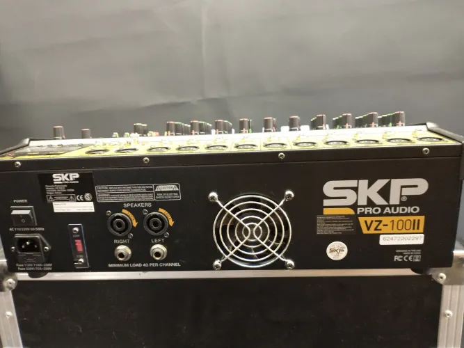 Mesa de som SKP pro áudio VZ 100ll 10 canais amplificada.