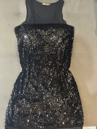VESTIDO DE PAETÊ COM BOJO, TODO FORADO. 