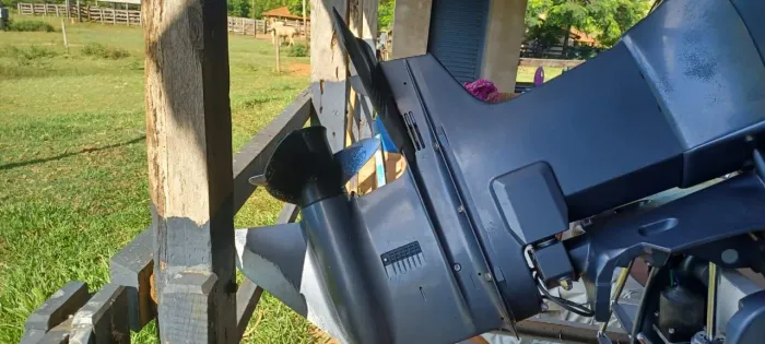 Lancha, com carreta trucada e motor.
