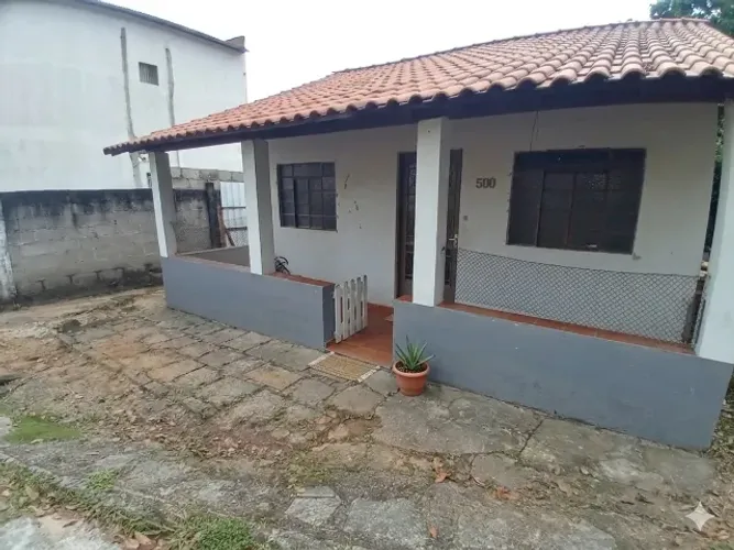 Casa térrea com 3 quartos (1 suíte) e amplo quintal à venda bairro Divino - Rio Preto/MG