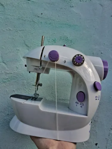Nova/ Mini Máquina de Costura