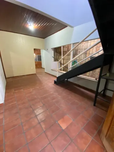 Imóvel para aluguel possui 220 metros quadrados com 4 quartos em Parque Piauí - Teresina -