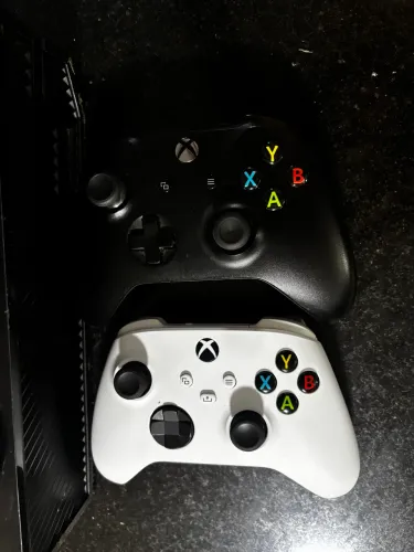 Xbox one FAT + 1 manete do one + uma manete do series s nova + fonte nova