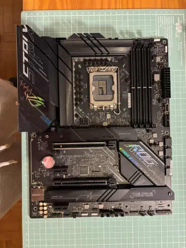 Placa-Mãe ASUS ROG Strix B660-F Gaming Wi-Fi, Intel LGA 1700 B660, ATX, DDR5