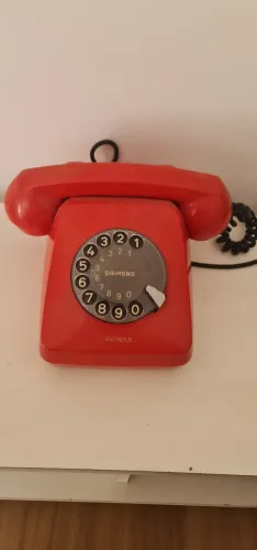 Telefone vermelho antigo