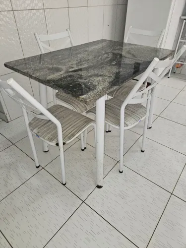 Mesa tubular com tampo de mármore e 4 cadeiras