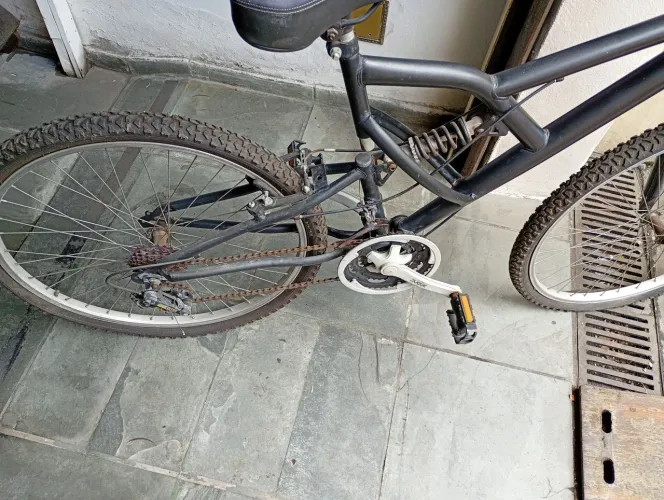 Bicicleta aro 26 com amortecedor dianteiro, traseiro em Ótimo estado