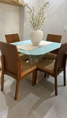 Excelente mesa de jantar no precinho.