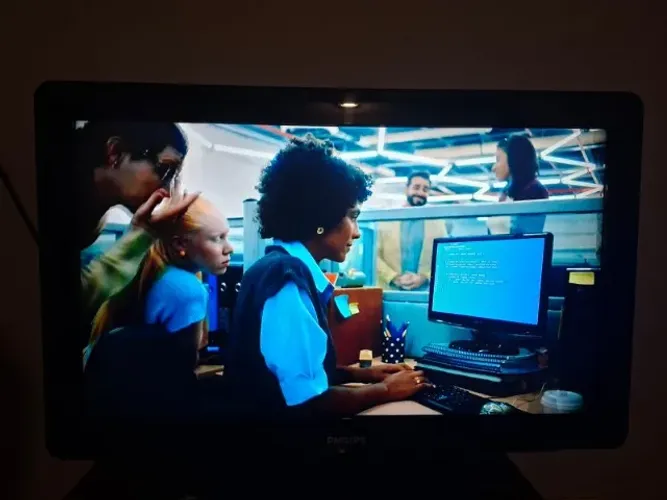 Tv philips e espremedor elétrico para sucos em ótimas condições de uso