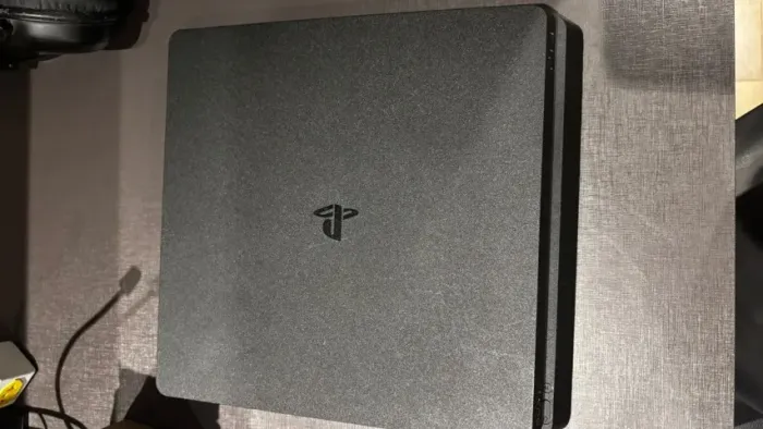 PS4 slim 500 GB + 3 controles+ cabo original