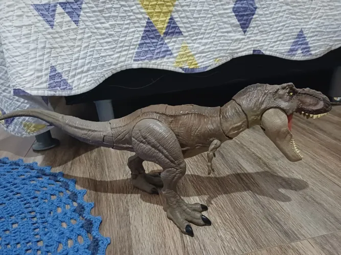 T rex de brinquedo mattel (esta com a corda que faz a boca fechar pocada)