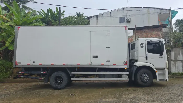 Vende caminhão com baú frigorífico todo atualizado a manutenção 