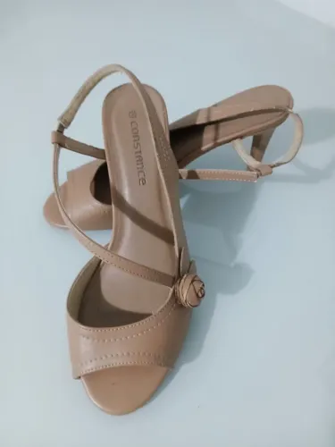 Vendo essa sandália Ótima qualidade Constance num 36 usada em boas condições