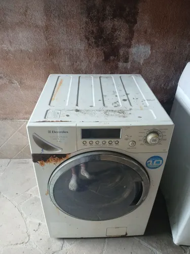 Máquina de lavar roupas quebrada por 100, lava e seca