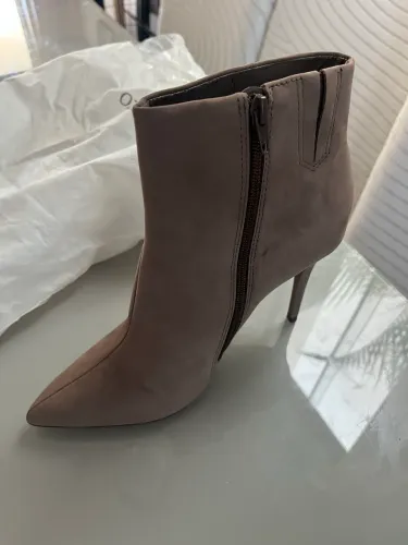 Bota nova da Arezzo 