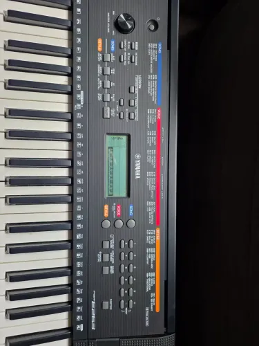 Vendo teclado yamaha E263 nunca usado com tripé
