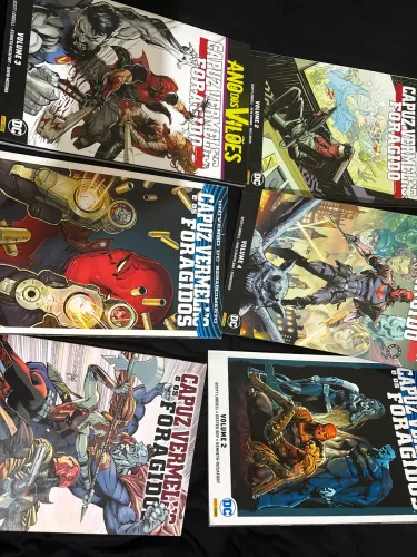 Capuz vermelho foragido vol 2,3 e 4 + capuz vermelho e os foragidos volume 1,2 e 4