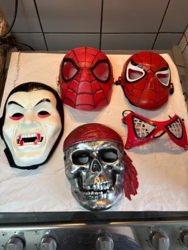 Lote com mascaras infantis de carnaval usadas - leia
