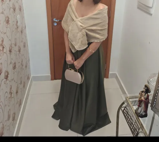 Vendo vestido com xale usados apenas uma vez.