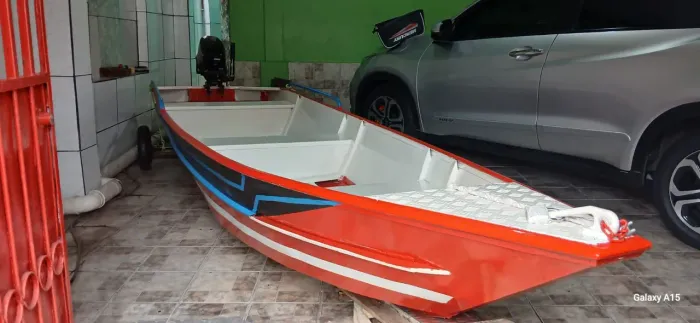 VENDO CANOA DE ALUMÍNIO 4,5 COMP / 1,20 LARG / 50CM ALT COM MOTOR MERCURY 9.9 NOVO