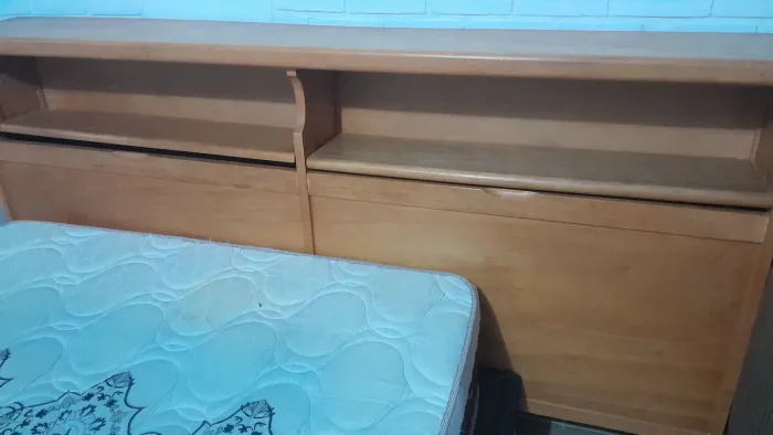 Cabeceira de cama com baú 