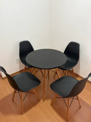 Mesa + 4 cadeiras Eames Eiffel