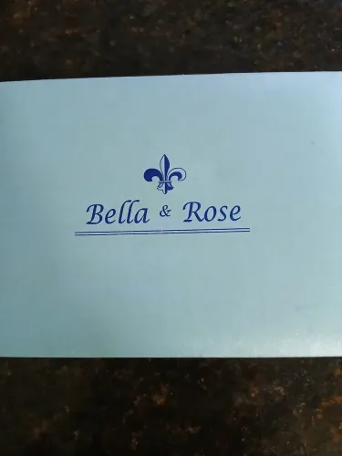 Conjunto. Relógio é gargantilha Bella & Rose importado