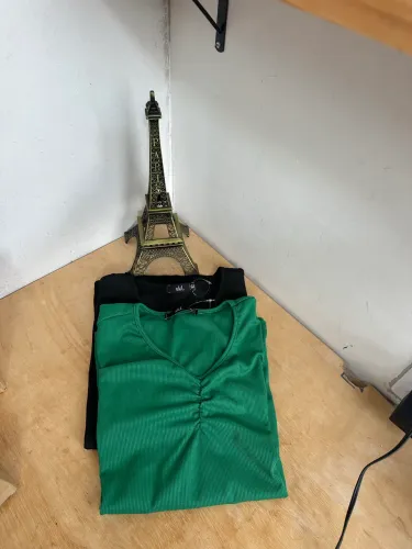 Lotinho com 2 blusas novas tam 46