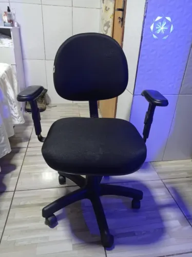 Cadeira de Escritório Giratória Executiva Preta com Braços - Perfeito Estado
