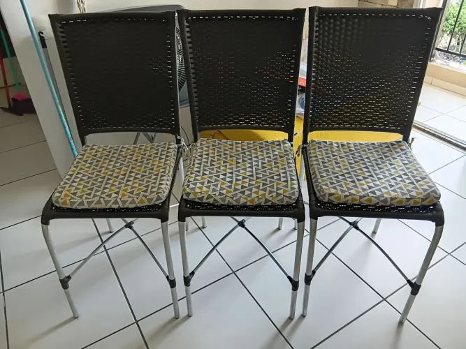 Conjunto de 3 cadeiras de vime amadeiradas e imponentes para sala de estar ou jantar