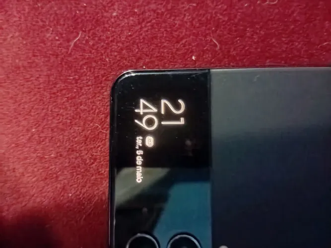 Celular Samsung Flip 4. A tela está quebrada