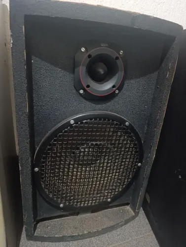Par de Caixas Acústicas Passivas (Madeira/Carpete)