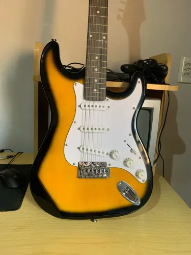 Guitarra Winner WGS Stratocaster Sunburst + Capa + Afinador + Uma Palheta