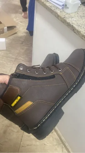Bota marrom de cano curto 