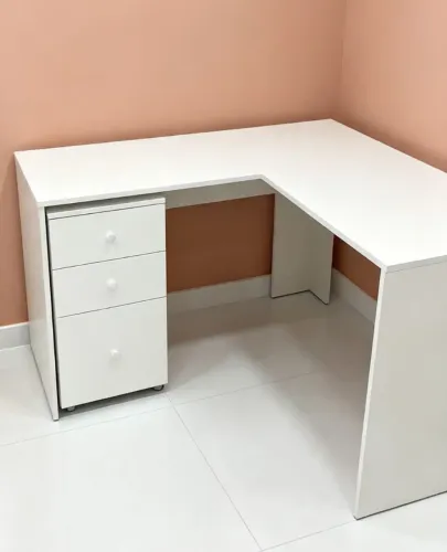 Mesa L com gaveteiro em mdf