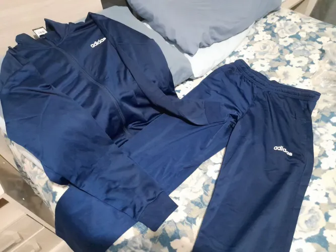Agasalho adidas novo, só R$200,00!!!