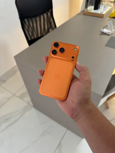 iPhone 11 64 gigas na carcaça do 17 pró laranja 