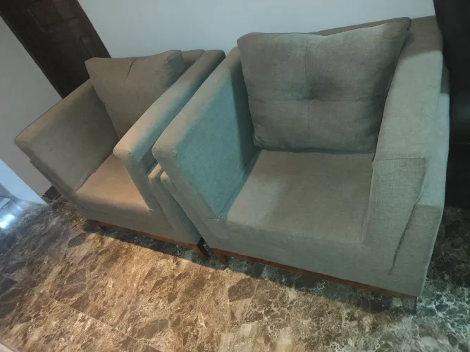 Poltronas super novas com base em madeira