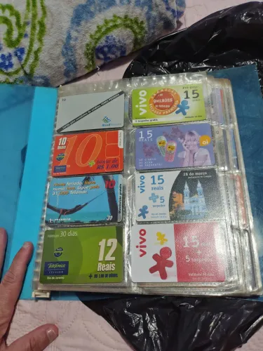 Coleção com 320 cartões telefônicos