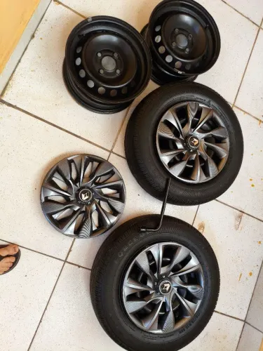 Jogo de rodas aro 13 com calotas, dois pneus meia vida,  parafusos 17 mm.