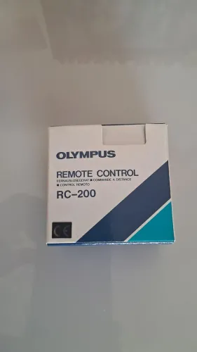 Camera fotografica Controle remoto infravermelho da marca Olympus, modelo RC-200.